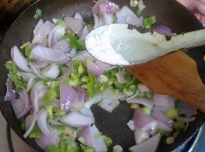 加入适量盐翻炒。