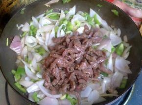 倒入牛柳翻炒均匀。