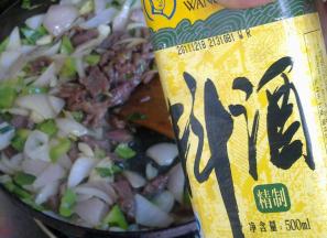 加入适量料酒。