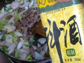 加入适量料酒。