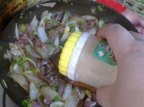 关火，加入鸡精。