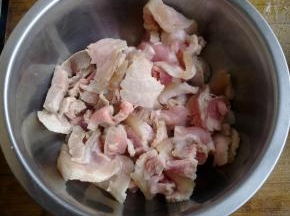 把煮好的肉捞出放凉，切成薄片。