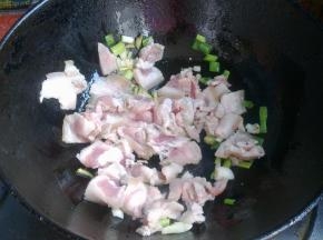 锅中倒入油，下入葱姜蒜爆香，下了切好的肉片，小火翻炒至出油。