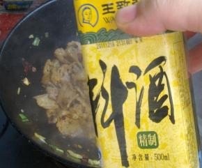 加入料酒。