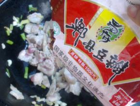 加入适量郫县豆瓣酱炒出红油。