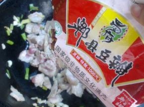 加入适量郫县豆瓣酱炒出红油。