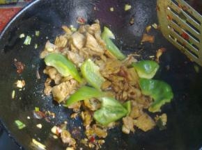 加入青椒炒至断生。