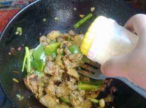 关火加入鸡精。