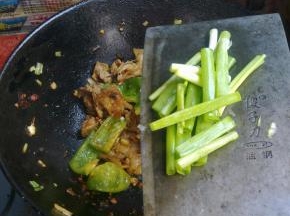 加入香葱段翻炒片刻。
