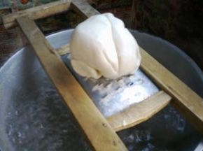 面团和得稍微硬一些，盖上湿布醒两个小时。