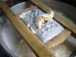 水开后，手指抓紧面团，用手掌的力量推着面团，由后向前，快速的擦面。 同时把生菜洗净，煮进去，这样面和菜能一起煮好。