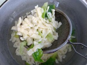 面煮好后用凉水过两遍。