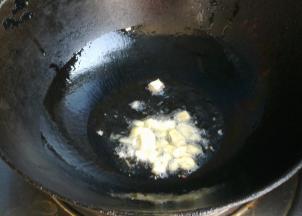 锅里倒油，把葱蒜下入爆香。