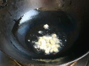 锅里倒油，把葱蒜下入爆香。