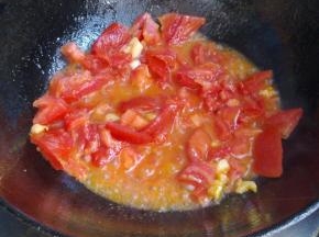 将切碎的西红柿倒入翻炒。