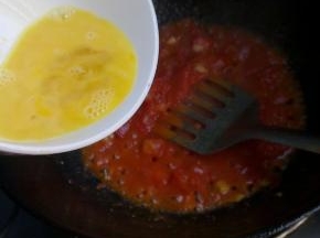 熬出汤汁后倒入蛋液。