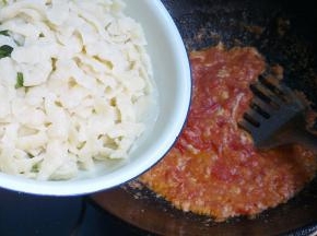 把面倒入翻炒均匀。