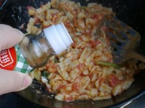 加入适量生抽。