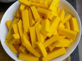 南瓜去皮切成条状。