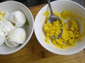 咸鸭蛋剥开，取出蛋黄，用勺子压成泥。