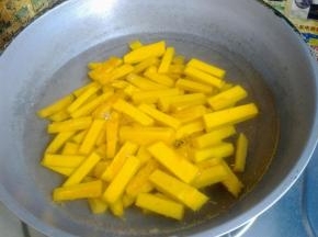 南瓜下水煮至断生。