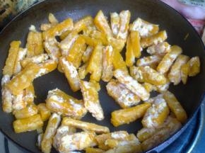 底锅中倒入油，把南瓜表面煎至金黄。