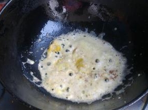 另取一个锅，倒入少量油，下入咸蛋黄泥炒至起大泡。