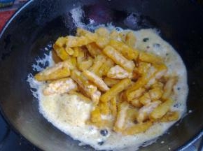 下入南瓜翻炒，使每一个南瓜都裹上咸蛋黄。