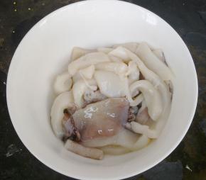 鲜鱿鱼洗净，切好。