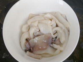 鲜鱿鱼洗净，切好。