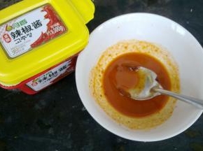把韩式辣椒酱加适量水调稀一些。
