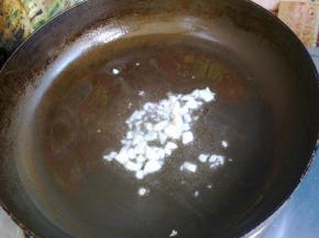锅中倒油，把蒜末爆香。
