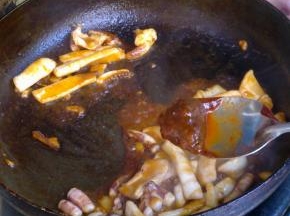 再加入黄豆酱，用铲子背面按压鱿鱼，至汤汁收干。