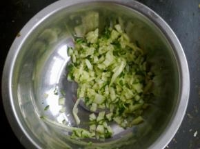 黄瓜切碎。