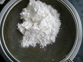 把面粉过筛一下。