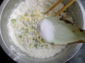 加入适量盐调味。