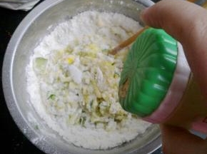 再加入些五香粉。