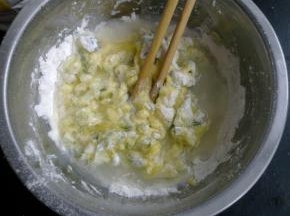 加水把材料全部均匀混合。