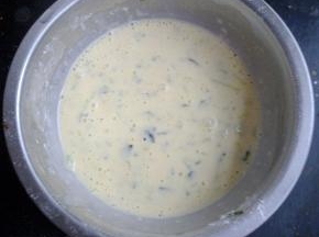 面糊不要太稀也不能太稠，面粉有小疙瘩的话要用勺子压平。