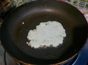 煎至边缘焦黄后翻面。