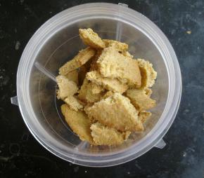把饼干掰碎了，放进料理机内。