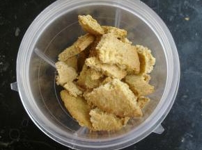 把饼干掰碎了，放进料理机内。