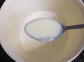 奶油里加入炼乳和糖搅匀。