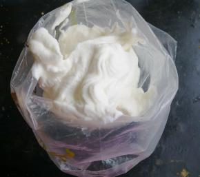 把打发好的奶油装到裱花袋里。