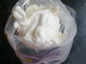 把打发好的奶油装到裱花袋里。