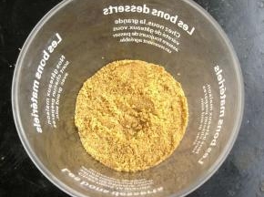 在杯子底部铺一次饼干碎。