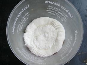 用裱花袋挤入一层奶油。