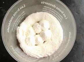 再用裱花袋挤入第二层奶油。