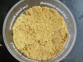 在奶油上面了第四层饼干碎，并且挤入最后一层奶油盖顶。冰箱里冷冻三小时即可食用。