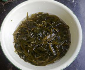 干海带丝用温水泡软，并清洗干净。